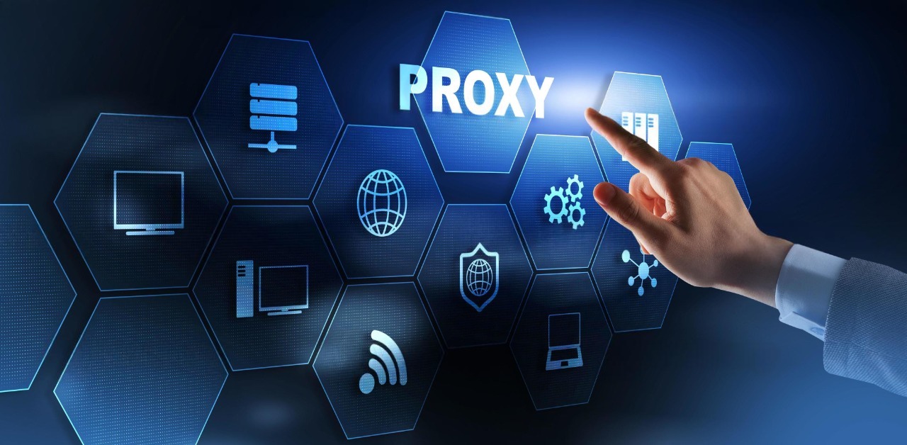 Рука касается шестиугольного интерфейса PROXY со значками сети