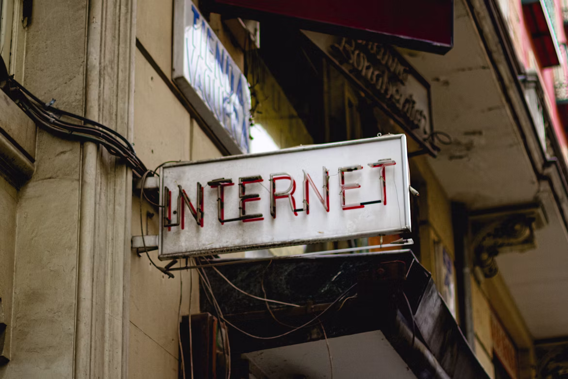 Старая неоновая вывеска INTERNET на улице — публичный доступ в интернет